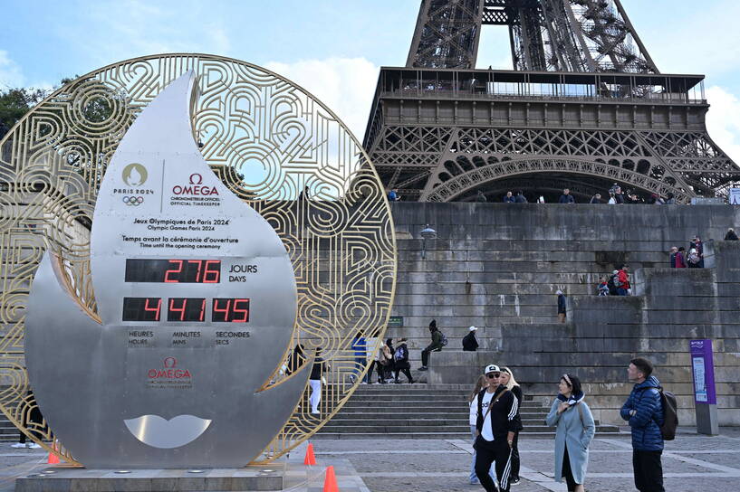 Paryż, zegar odliczający czas do Igrzysk, Fot. PAP/AA/ABACA