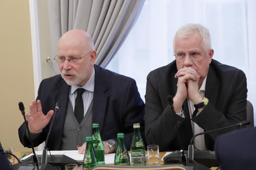 Maciej Świrski (L) podczas posiedzenia sejmowej Komisji Kultury i Środków Przekazu w Sejmie w Warszawie, fot. PAP/Tomasz Gzell