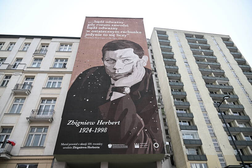 Nowo powstały mural z wizerunkiem Zbigniewa Herberta przy ul. Tamka w Warszawie. Fot. PAP/Radek Pietruszka