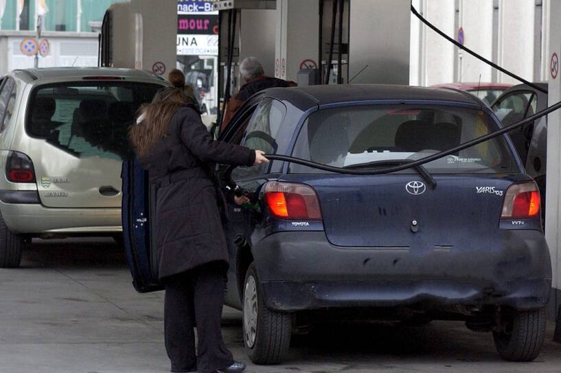 e-petrol.pl: paliwa na stacjach dalej tanieją. Fot. PAP/EPA/KARL MATHIS (zdjęcie ilustracyjne)