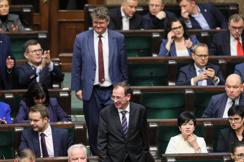 Mariusz Kamiński i Maciej Wąsik wchodzą na salę obrad Fot. PAP/Paweł Supernak