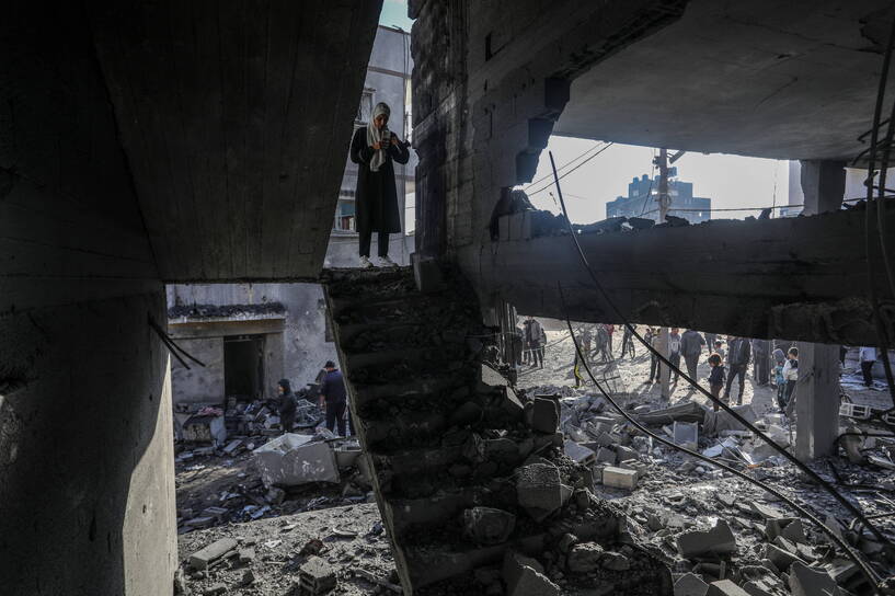 Ruiny w Strefie Gazy, fot. PAP/DPA/Abed Rahim Khatib