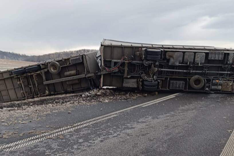 Auto ciężarowe przewróciło się w wyniku podmuchu wiatru. Fot. Komenda Powiatowa Państwowej Straży Pożarnej w Jaworze