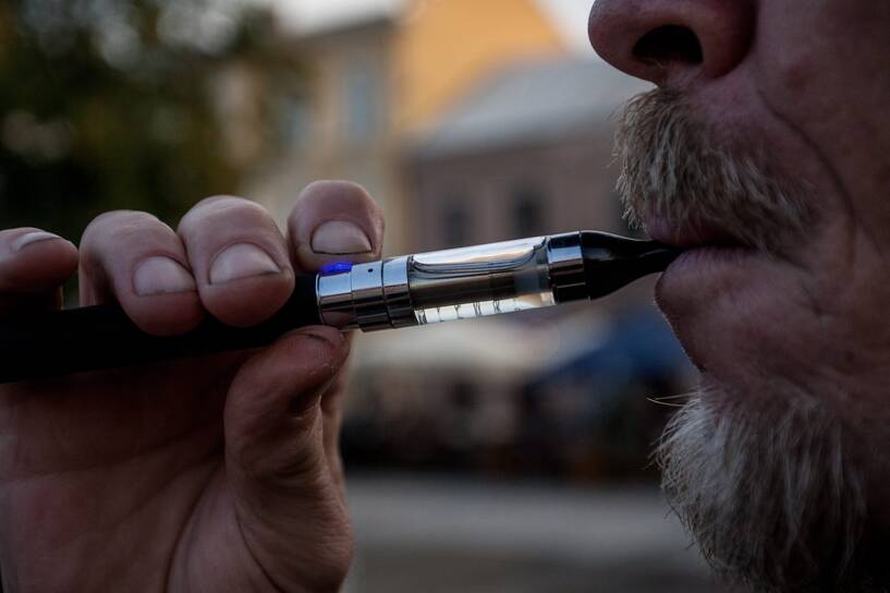 Palenie e-papierosa, fot. PAP/Michał Walczak