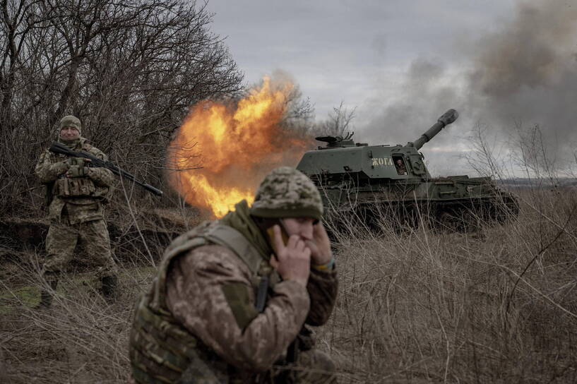 Ukraińscy żołnierze na froncie w pobliżu Doniecka, fot. PAP/AA/Abaca