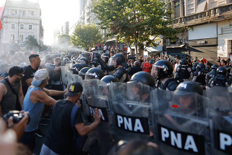Starcia protestujących z policją przed Kongresem w Argentynie, fot. PAP/EPA/JUAN IGNACIO RONCORONI