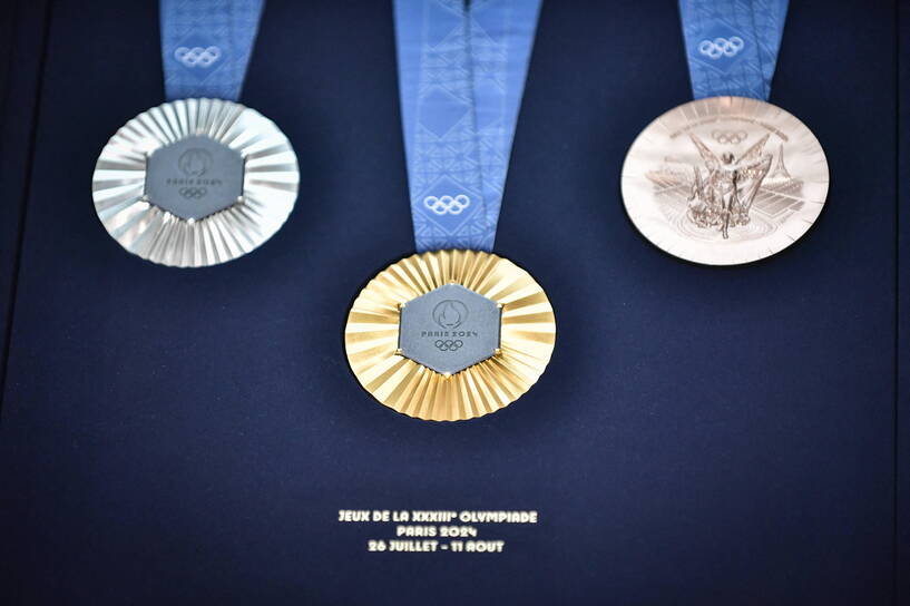 Prezentacja medali na IO w Paryżu w 2024 roku, fot. PAP/Abdullah Firas/ABACA