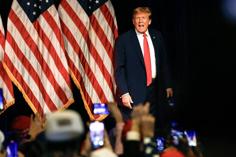 Donald Trump podczas wystąpienia w trakcie kampanii wyborczej, fot. PAP/EPA/JOHN MABANGLO