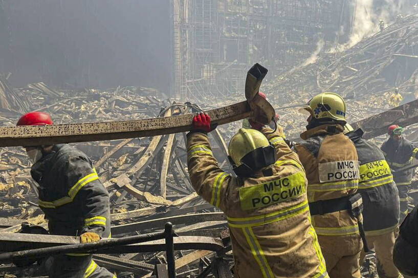 Akcja staży pożarnej w miejscu spalonego budynku sali koncertowej Crocus City Hall, fot. PAP/EPA/RUSSIAN EMERGENCIES MINISTRY / HANDOUT