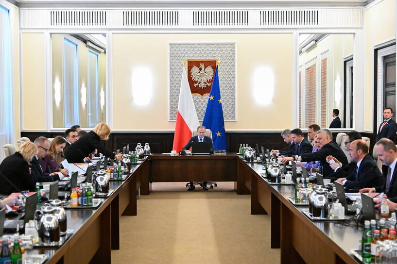 Premier Donald Tusk (C) podczas posiedzenia rządu w siedzibie Kancelarii Prezesa Rady Ministrów w Warszawie. Fot. PAP/Radek Pietruszka