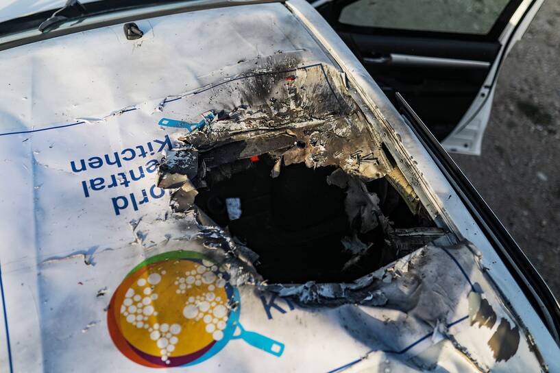 Zniszczony samochód wolontariuszy WCK Fot. PAP/EPA/MOHAMMED SABER