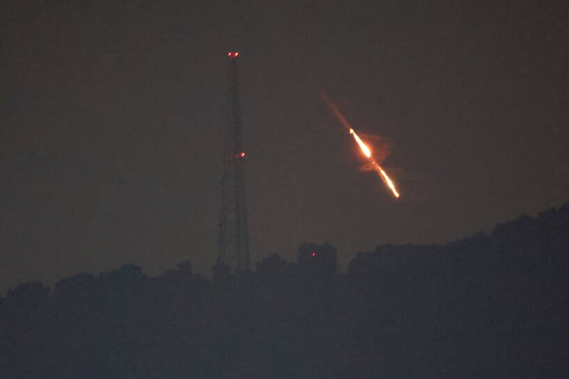 Iran wystrzelił w ciągu nocy w stronę Izraela ponad 300 dronów i rakiet. Fot. PAP/EPA/ATEF SAFADI
