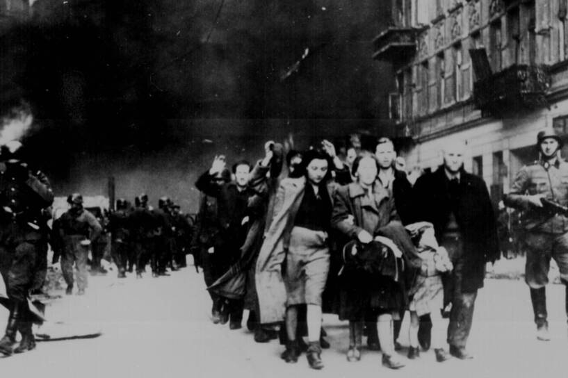 Żydowscy cywile w getcie warszawskim. Fot. PAP/DPA/Newscom