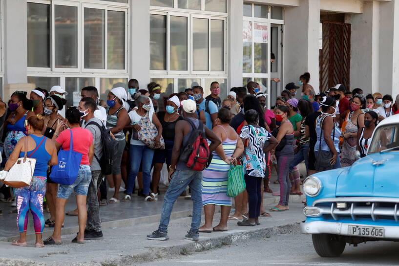 Kolejka przed sklepem w Hawanie, fot. PAP/EPA/Yander Zamora