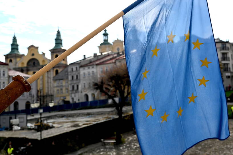 Flaga Unii Europejskiej na Rynku w Przemyślu, fot. PAP/Darek Delmanowicz