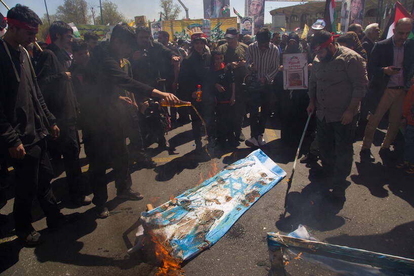 Protestujący Irańczycy w Teheranie po zabójstwie irańskich żołnierzy przez Izrael w Syrii, fot. PAP/Middle East Images/ABACA