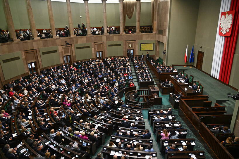 Posłowie na sali obrad Sejmu w Warszawie, fot. PAP/Radek Pietruszka