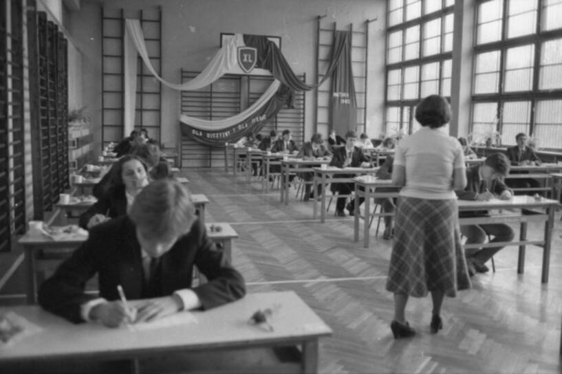 Warszawa 05.1982. Egzamin maturalny w XL Liceum Ogólnokształcącym im. Stefana Żeromskiego. Fot. PAP/Tomasz Langda