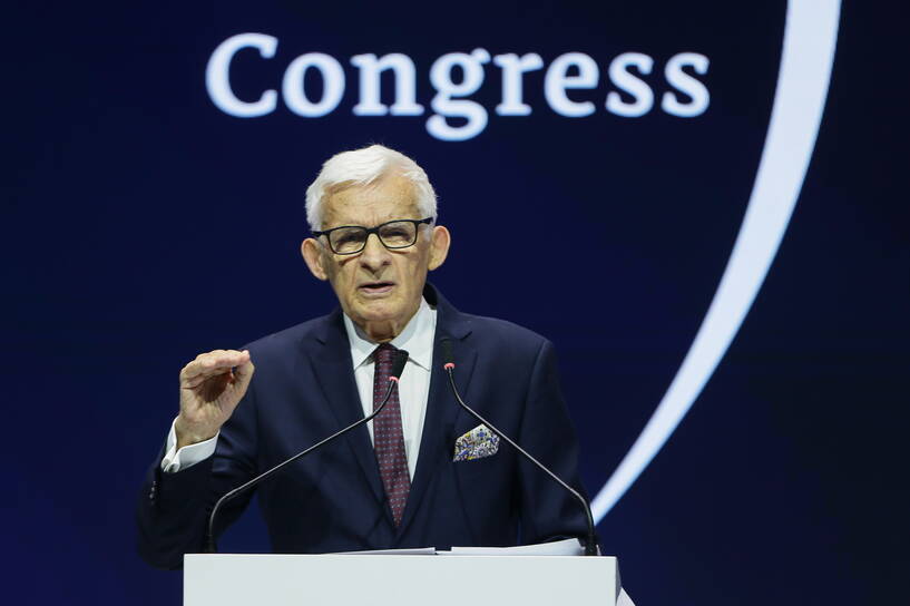 Przewodniczący rady kongresu Jerzy Buzek. Fot. PAP/Jarek Praszkiewicz