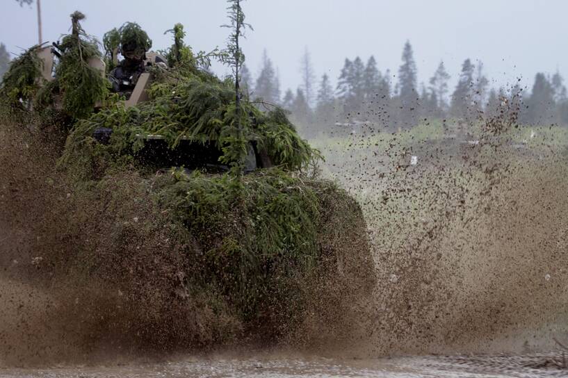 Fińscy żołnierze w lekkim pojeździe opancerzonym. Fot. PAP/EPA/	VALDA KALNINA 
