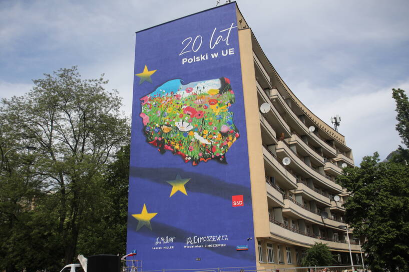 Odsłonięcie muralu z okazji 20-lecia wejścia Polski do Unii Europejskiej. Fot. PAP/Albert Zawada