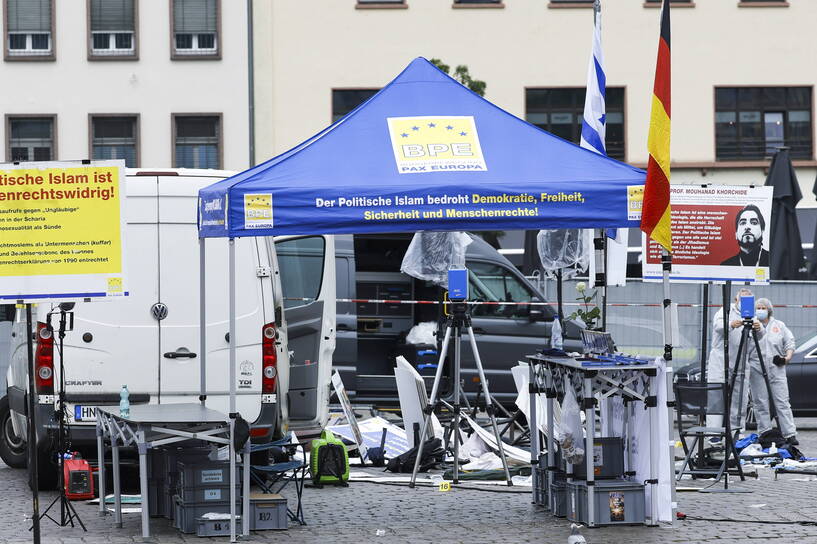 Miejsce ataku nożownika w niemiecki Mannheim. Fot. PAP/EPA/RONALD WITTEK