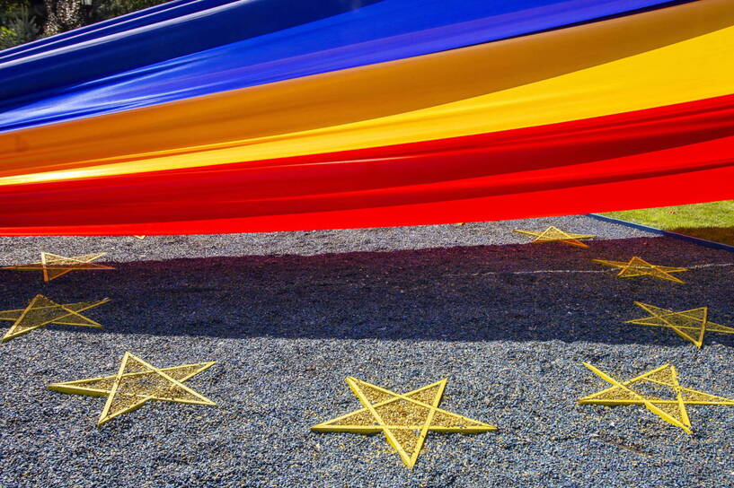 Barwy flagi narodowej Mołdawii na tle europejskich gwiazd Fot. PAP/EPA/DUMITRU DORU 