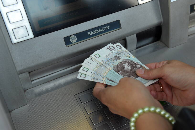 Wypłata pieniędzy z bankomaty, zdjęcie ilustracyjne, fot. PAP/Marcin Bielecki