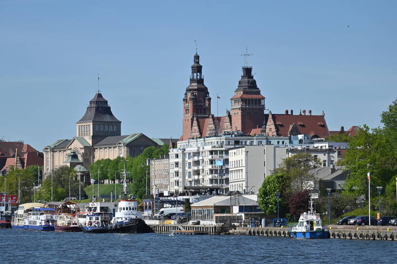 Szczecin. Widok na Wały Chrobrego od strony Odry Fot. PAP/Marcin Bielecki 