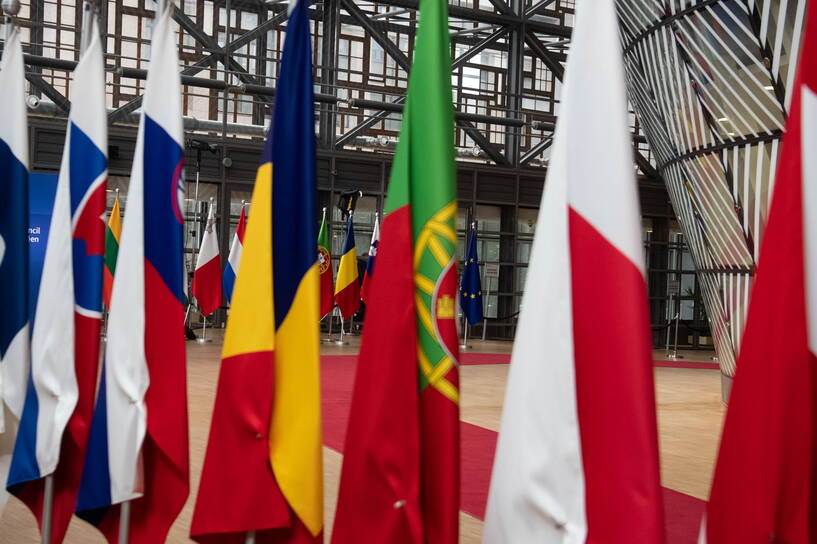Flagi państw, członków Unii Europejskiej w budynku „Europa” Fot. PAP/Andrzej Lange 
