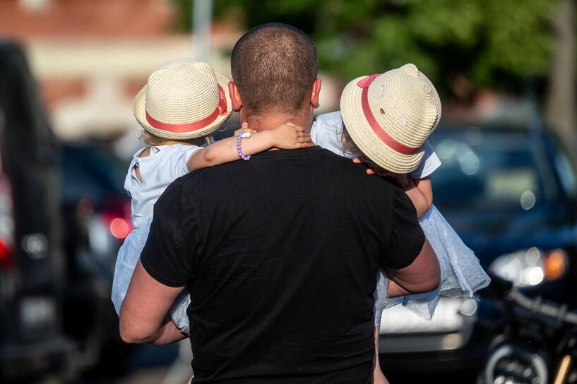 Dzień Ojca to święto obchodzone na całym świecie, które ma na celu uhonorowanie ojców i ich roli w rodzinie oraz społeczeństwie. Fot. PAP/Tytus Żmijewski