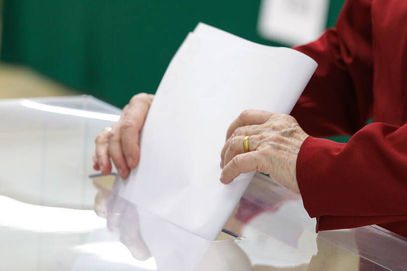 Głosowanie w lokalu wyborczym. Zdj. ilustracyjne. Fot. PAP/Tomasz Gzell