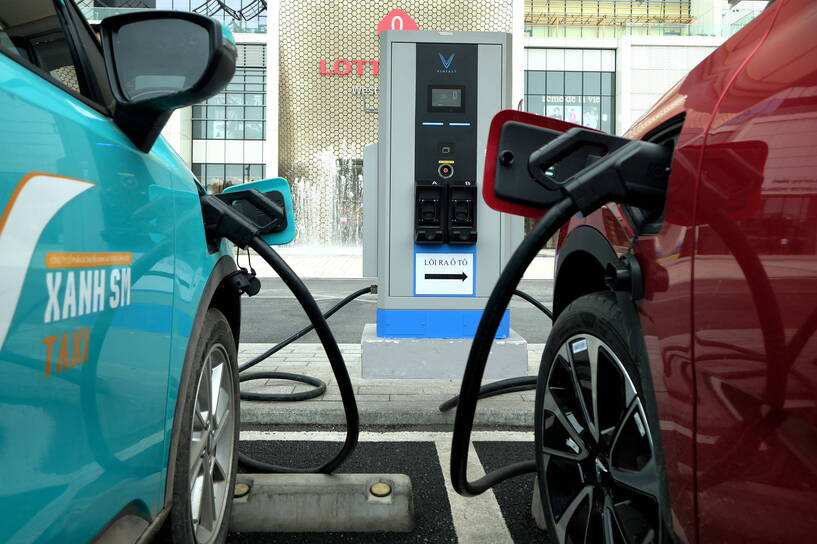 Ładowanie samochodów elektrycznych, zdjęcie ilustracyjne, fot. PAP/EPA/LUONG THAI LINH