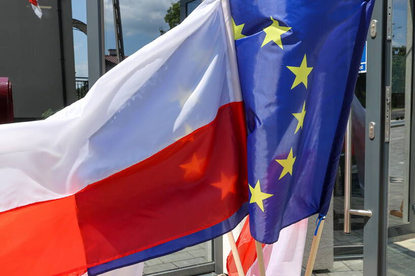 Flagi Polski i UE przed lokalem wyborczym Fot. PAP/Marian Zubrzycki 