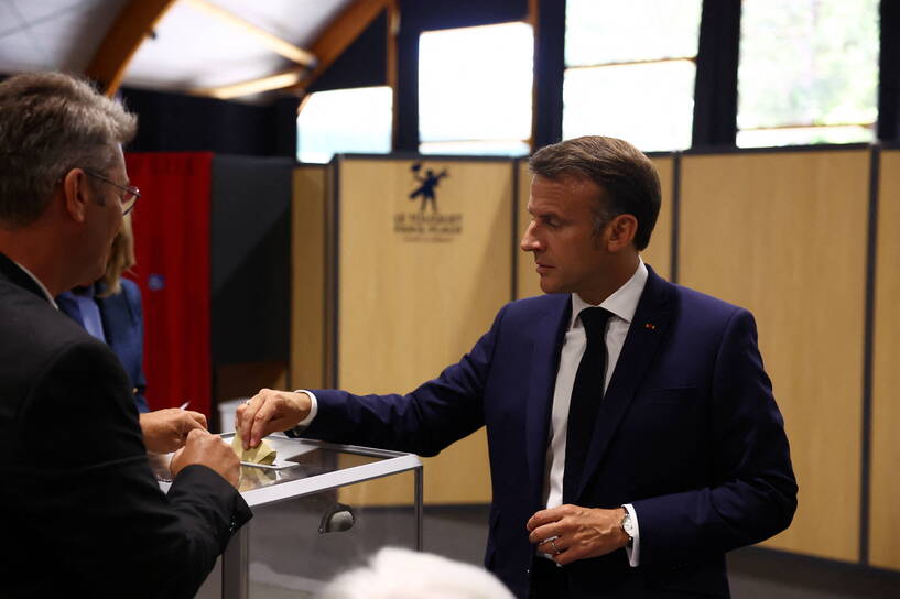 Emmanuel Macron oddający głos w wyborach, fot. PAP/EPA/REUTERS POOL/Hannah McKay/POOL
