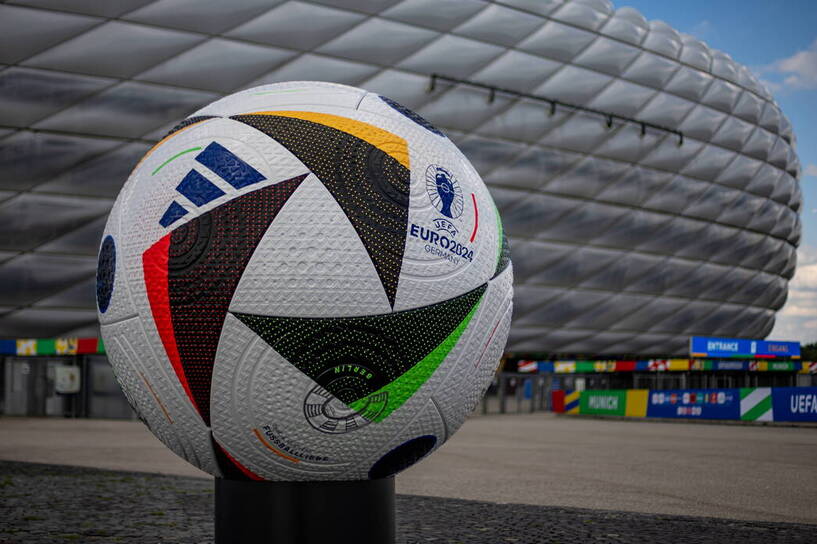 Oficjalna piłka Euro 2024. Zdjęcie ilustracyjne. Fot. PAP/EPA/MARTIN DIVISEK