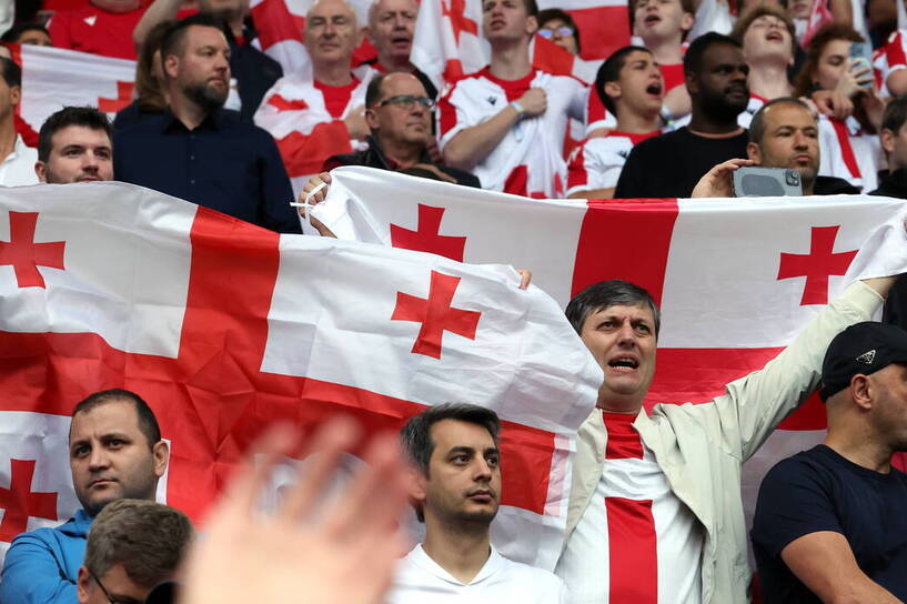 Gruzińscy kibice na stadionie podczas Euro 2024, fot. PAP/EPA/GEORGI LICOVSKI