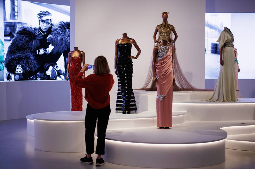 Od 22 czerwca do 6 kwietnia przyszłego roku w londyńskim Muzeum Wiktorii i Alberta oglądać będzie można wystawę „Naomi: In Fashion”. Fot. PAP/EPA/	TOLGA AKMEN