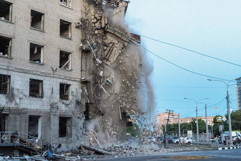 Zniszczenia w wyniku rosyjskiego ostrzału Charkowa. Fot. PAP/Mykola Kalyeniak