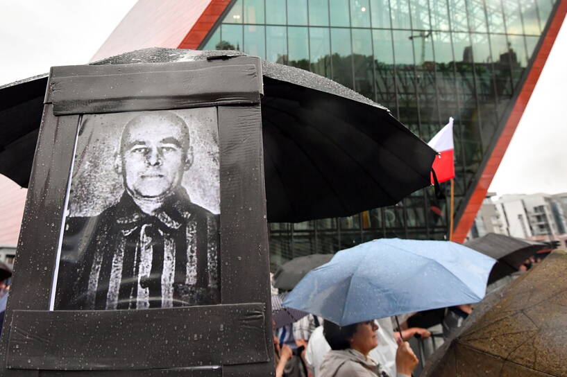 Uczestnicy protestu przy pomniku Witolda Pileckiego przed Muzeum II Wojny Światowej w Gdańsku Fot. PAP/Andrzej Jackowski 