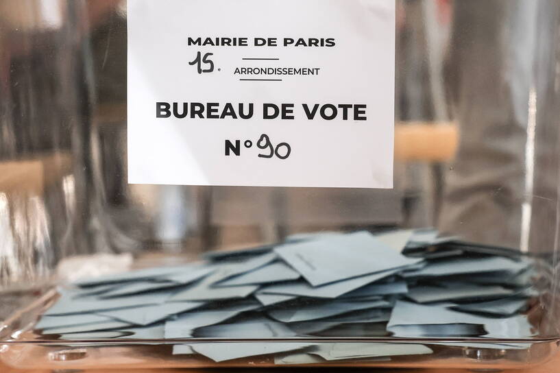 Urna z oddanymi głosami we Francji, fot. PAP/EPA/MOHAMMED BADRA