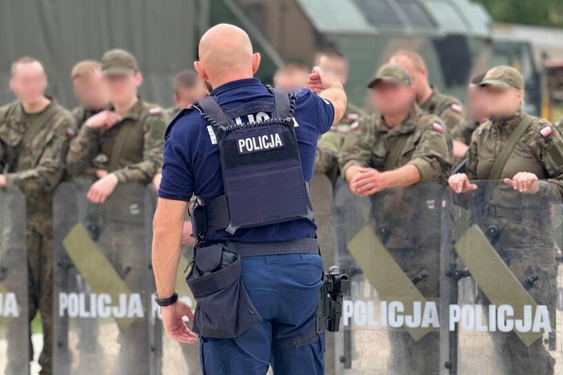 Mjr Magdalena Kościńska powiedziała, że szkolenia, są po to, aby działania poszczególnych służb i żołnierzy połączyć i wypracować wspólne procedury, by można było skutecznie chronić granicę i prowadzić działania. Fot. X/Podlaska Policja
