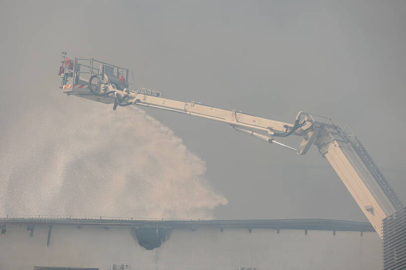 Cały czas trwa gaszenie pożaru. Na miejscu pracuje 200 strażaków. Fot. PAP/Michał Meissner