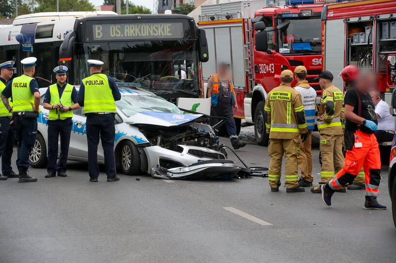 Miejsce zderzenia radiowozu policyjnego i autobusu w Szczecinie Fot. PAP/Marcin Bielecki