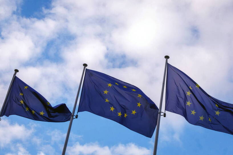 Flagi UE Fot. PAP/EPA/OLIVIER MATTHYS