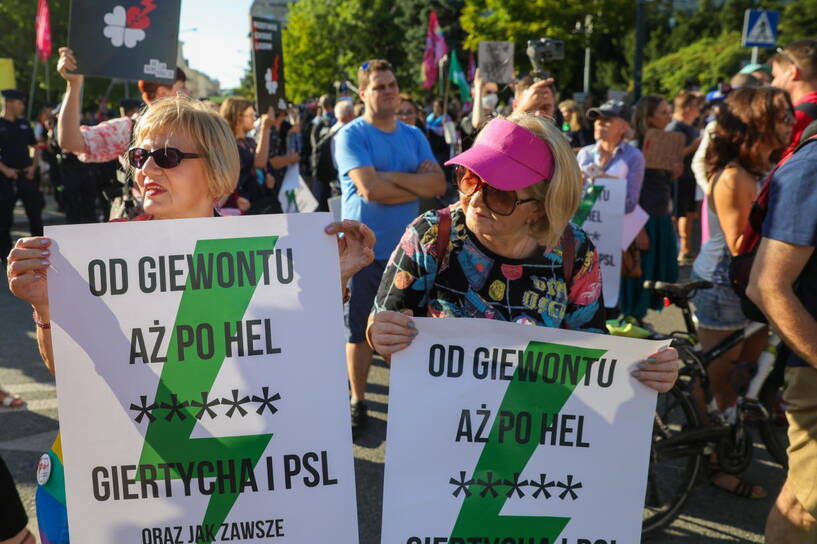 Uczestnicy protestu "Aborcja! Tak!" przed Sejmem w Warszawie. fot. PAP/Rafał Guz