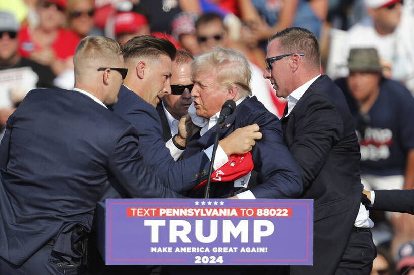 Donald Trump ranny podczas wiecu wyborczego w Pensylwanii. Fot. EPA/DAVID MAXWELL