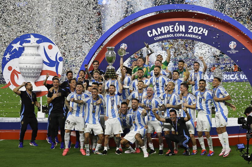 Piłkarska reprezentacja Argentyny po raz drugi z rzędu triumfowała w mistrzostwach Ameryki Południowej - Copa America. Fot. PAP/EPA/CJ GUNTHER 