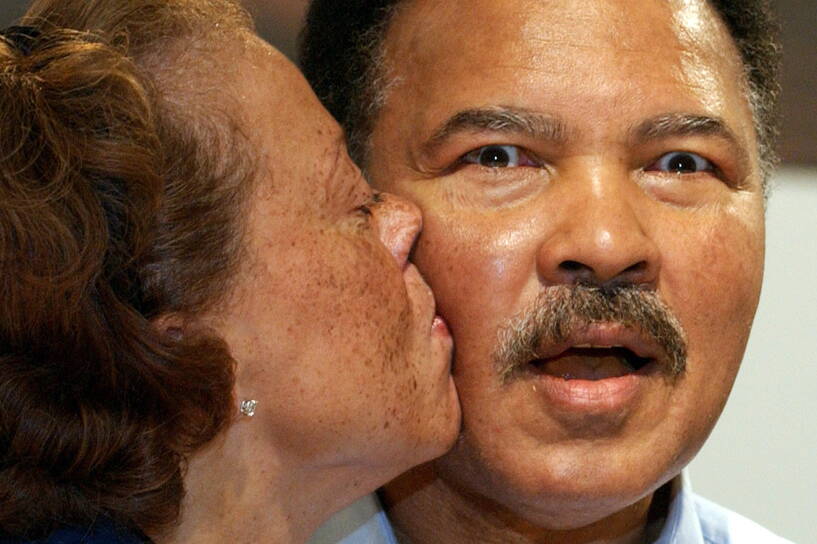 Niemcy 9.10.2003. Muhammad Ali z żoną Lonnie. Fot. PAP/EPA/	Boris Roessler