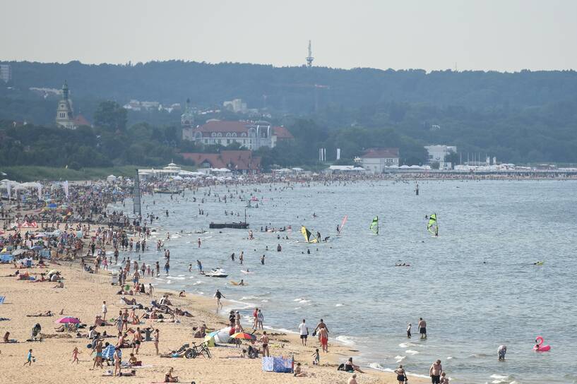 Władze Gdańska i Sopotu podkreślają, że zakaz obejmuje wyłącznie kąpiele. Przebywanie na plaży jest dozwolone. Fot. PAP/	Roman Jocher (zdjęcie ilustracyjne)